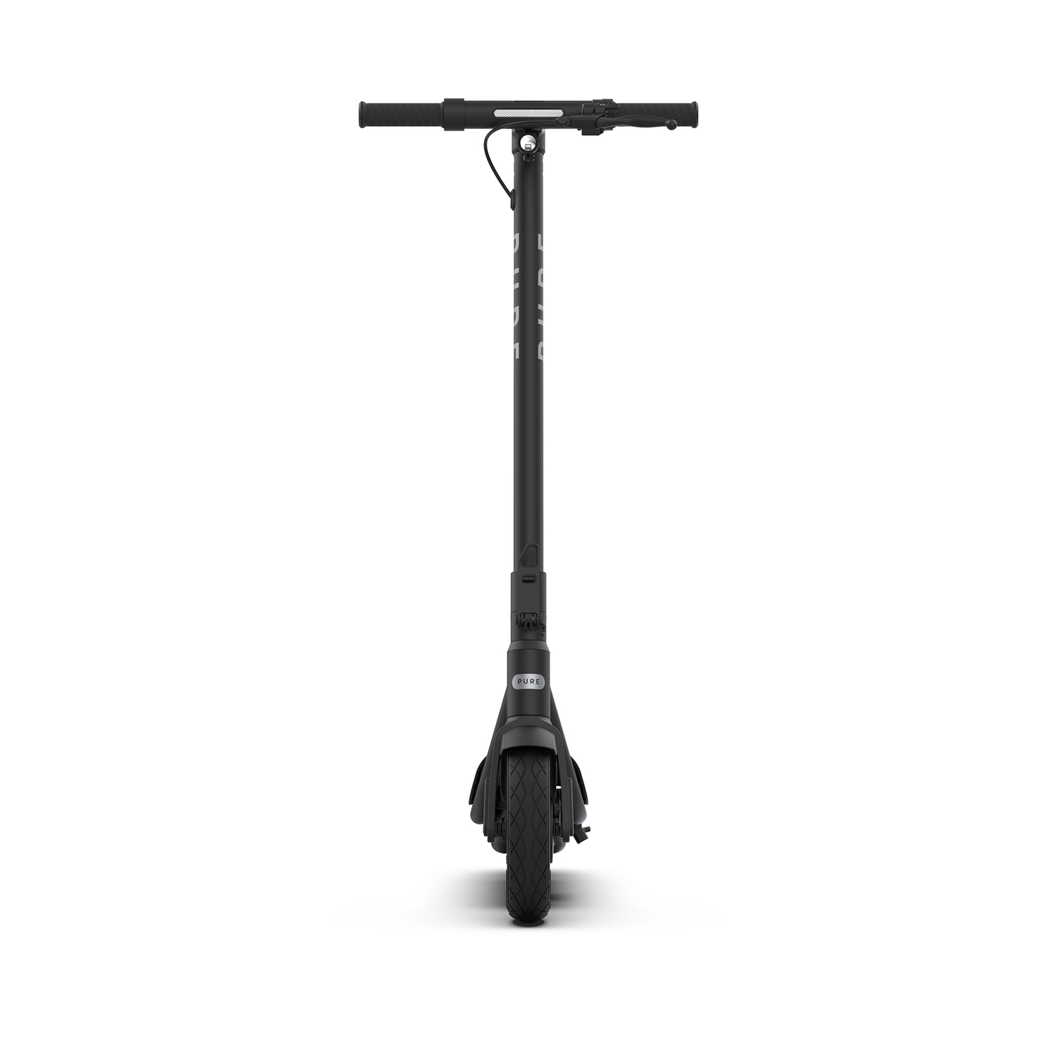 Een zwarte elektrische scooter, gecentreerd op witte achtergrond. Stuur bovenaan, lichaam strekt zich naar beneden uit. De merknaam is zichtbaar.