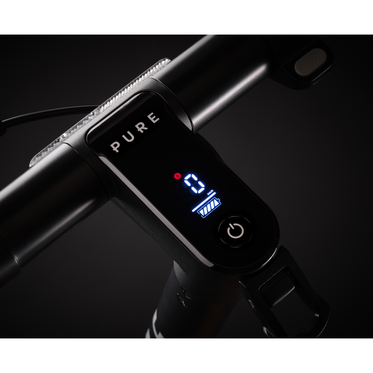 Close-up van zwart stuur van elektrische scooter. Display toont '0' km/u en batterij. 'PURE'-logo zichtbaar. Aan/uit-knop aanwezig.