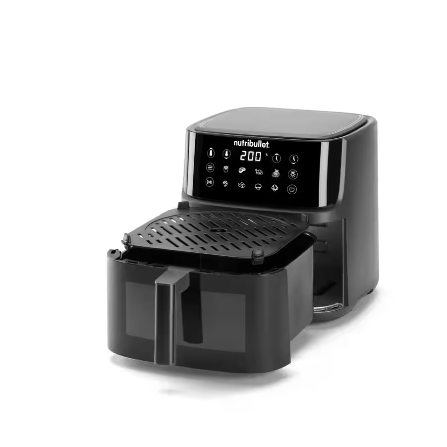 Egy fekete Nutribullet légkeveréses sütő egy fehér felületen. A digitális kijelző 200 fokot mutat. A kosár részben ki van húzva.
