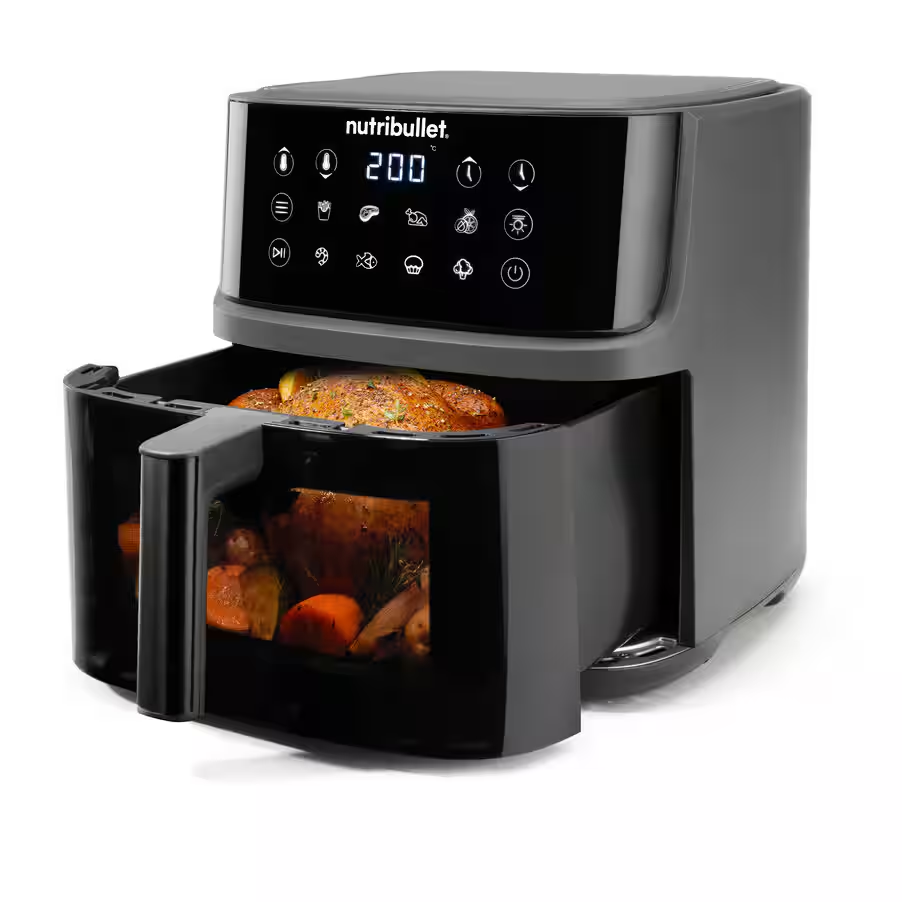 Egy fekete Nutribullet légfritőz ételekkel. A digitális kijelző 200-at mutat. A fiók nyitva, főtt ételeket mutatva.