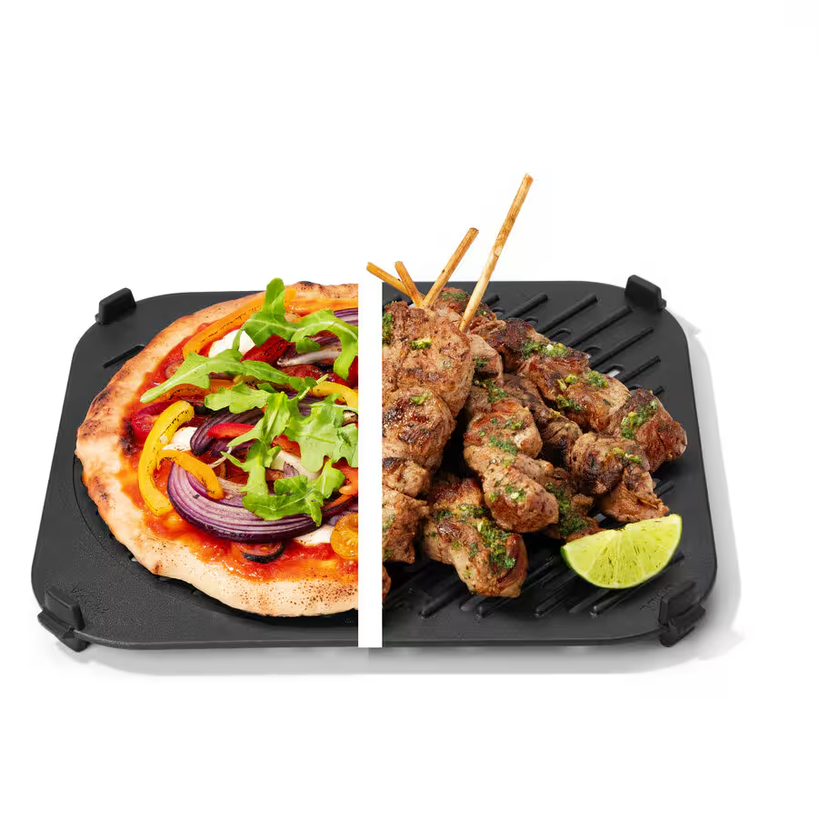 Grillezett pizza zöldségekkel és hússaslik lime-mal, egy fekete grillen.