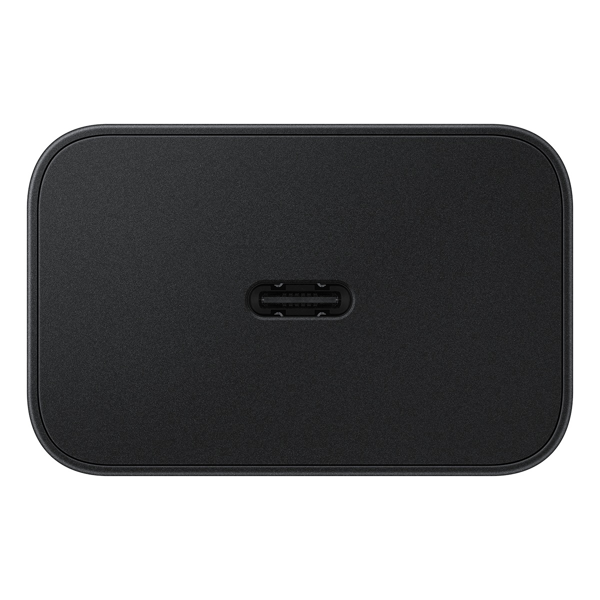 Yuvarlak kenarlı siyah dikdörtgen bir şarj cihazı. Ortasında bir USB-C bağlantı noktası var. Yüzeyi dokulu.