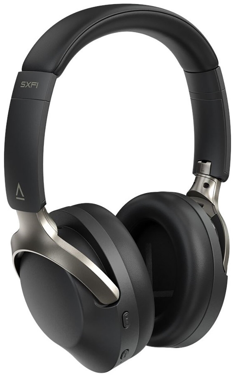 Czarne słuchawki ze srebrnymi akcentami. Nauszniki są duże i wyściełane. Pałąk jest zakrzywiony, z napisem 'SXFI'.