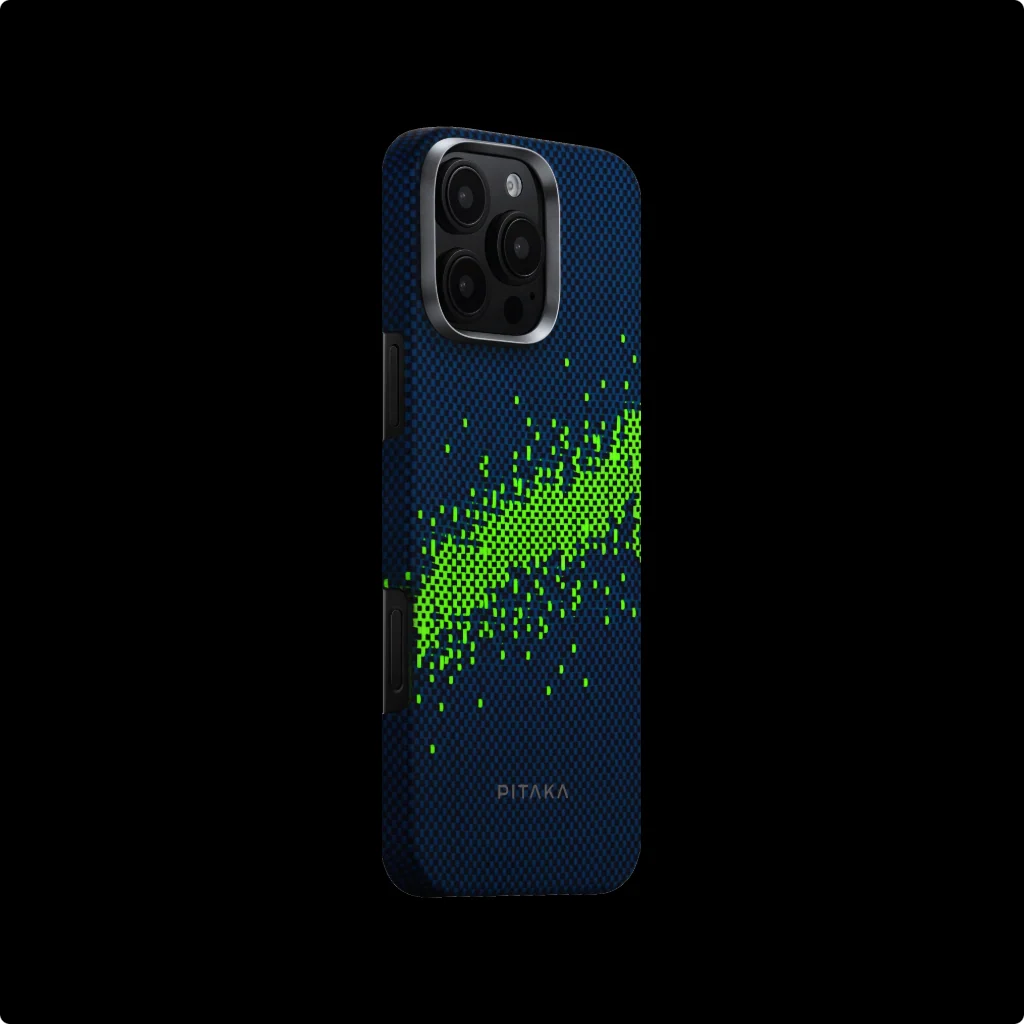 iPhone tok sötétkék texturált mintával és neon zöld pixeles designnal. A 'PITAKA' márka látható alul.