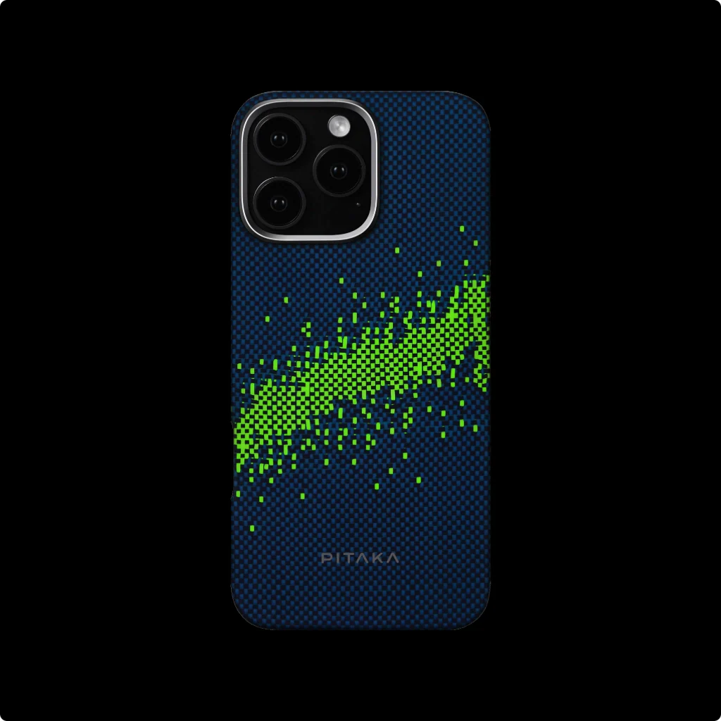 Egy iPhone tok kék rácsmintával és átlós zöld pixeles dizájnnal. A 'PITAKA' márka alul található.