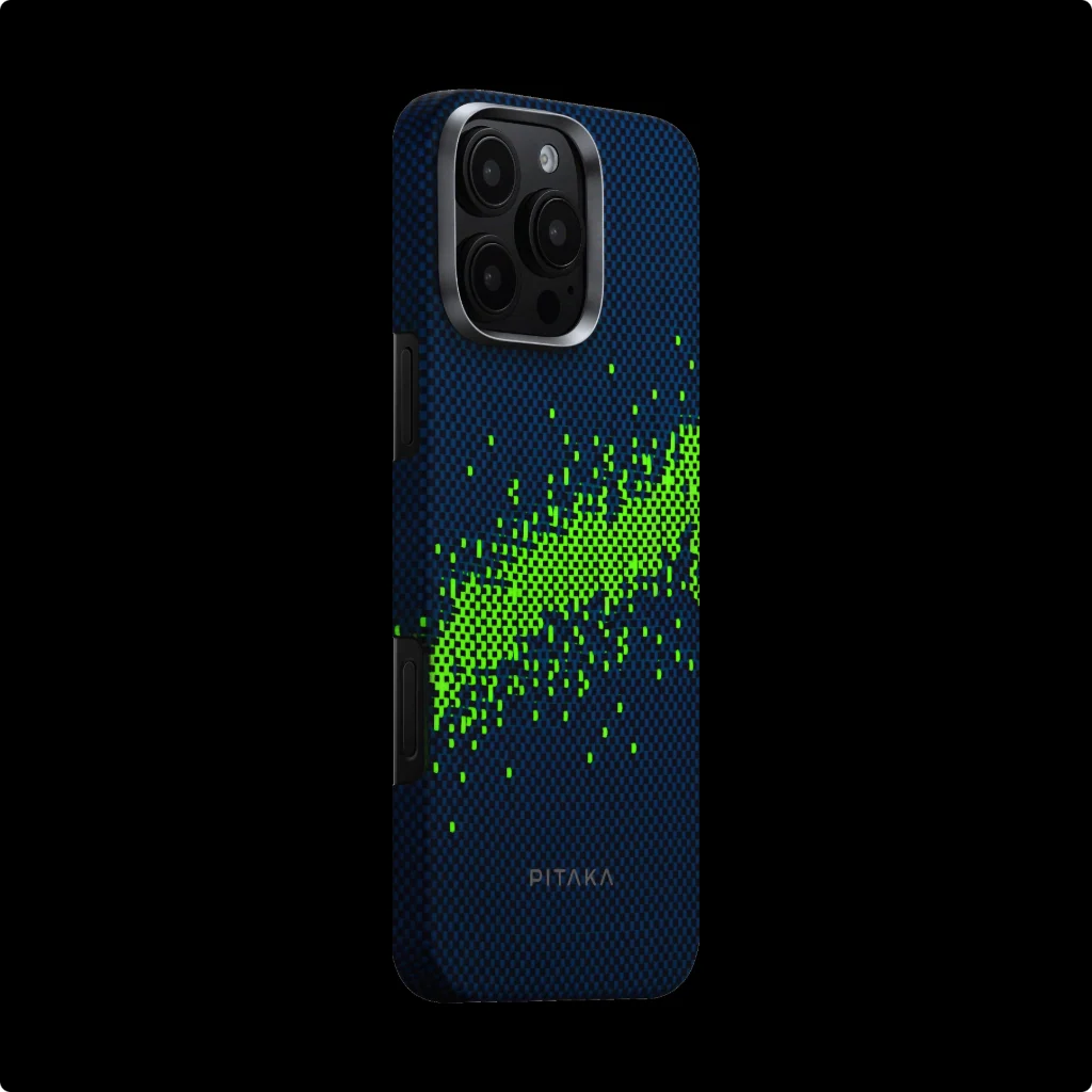 Egy okostelefon tok kék szénszálas mintázattal és zöld pixeles dizájnnal. A 'PITAKA' márkanév alul található.
