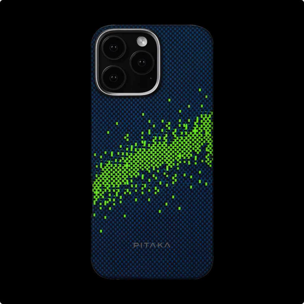 Telefontok sötétkék kockás mintával és zöld pixeles dizájnnal. A 'PITAKA' márkanév alul található.