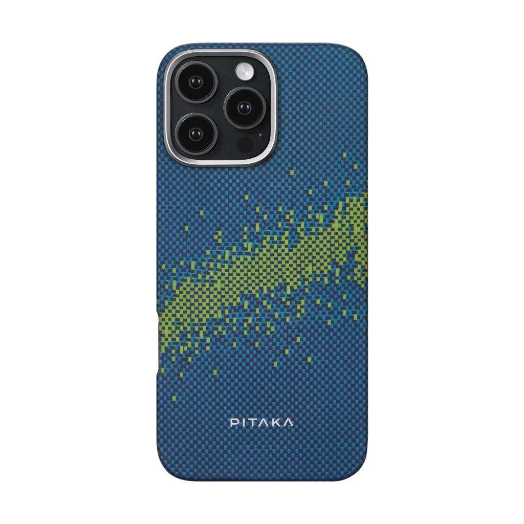 Kék-zöld mintás telefontok. Pixeles kialakítású, alján a PITAKA szóval.