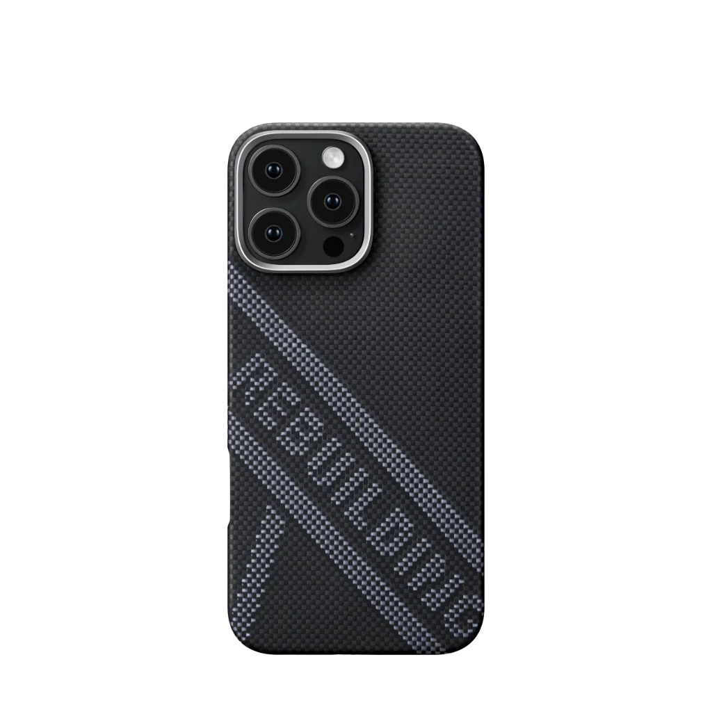 Fekete iPhone karbon fiber tokkal. A tok átlós szalaggal rendelkezik, fehér felirattal. A háttér fekete.