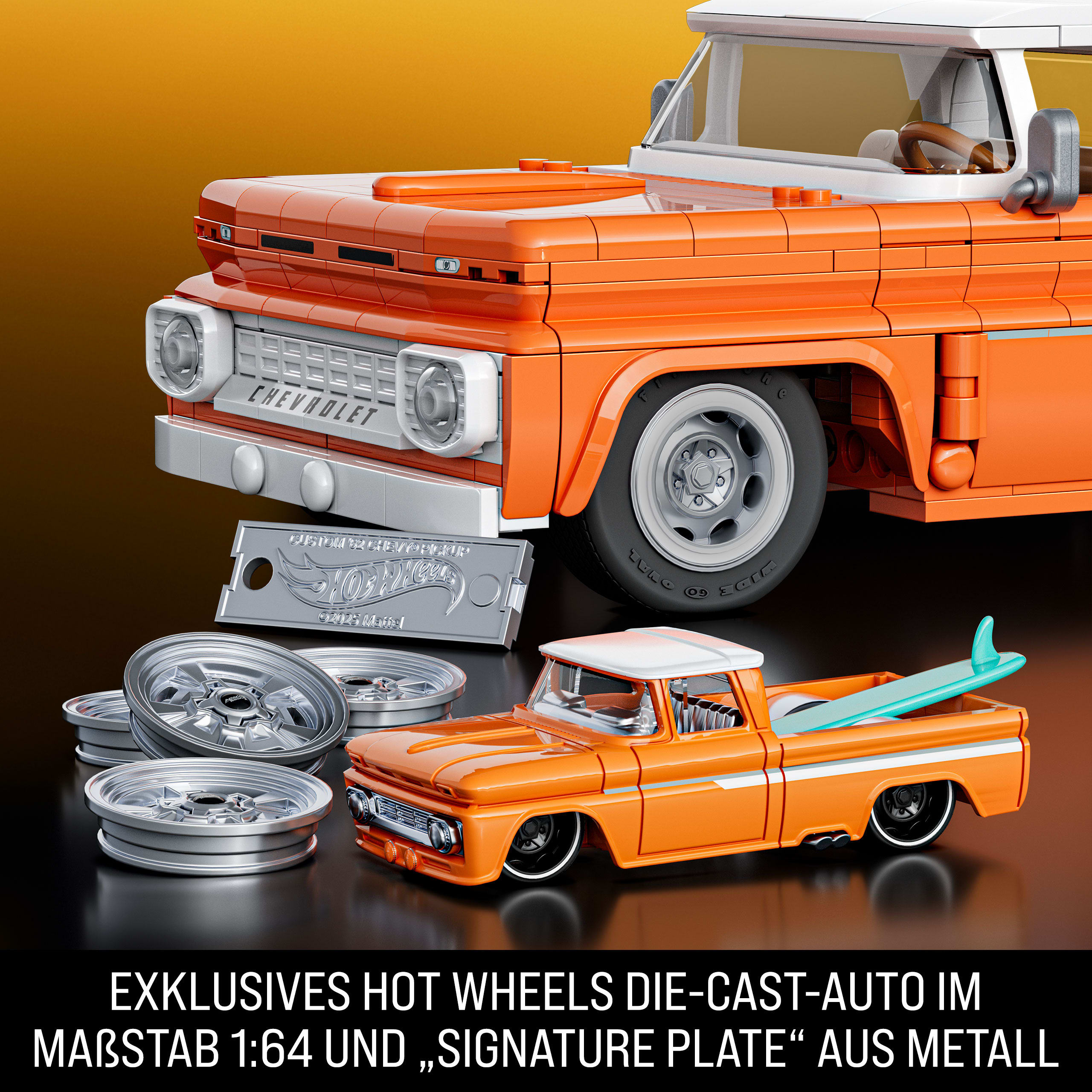 Oranger Hot Wheels Die-Cast Chevy Pickup-Truck mit Surfbrett. Silberräder und eine Metallplatte daneben.