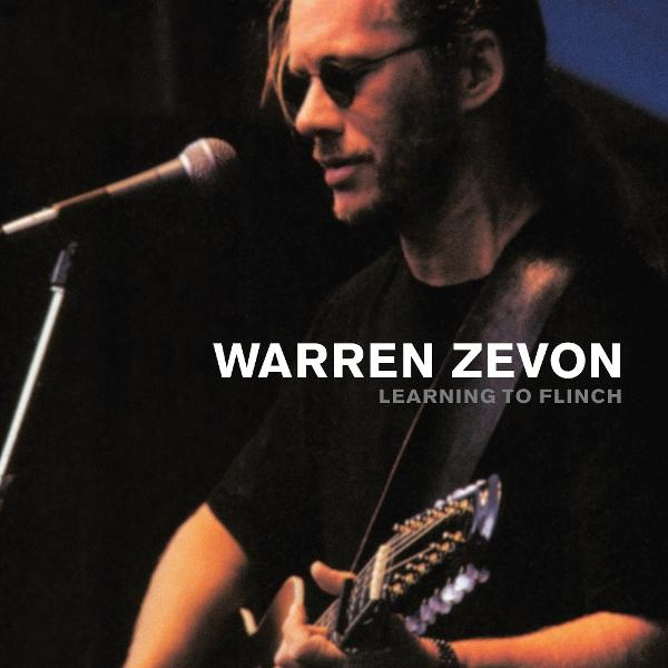 Warren Zevon album borítója. Napszemüveget visel, gitárt tart, mikrofon látható. A címe: 'Learning to Flinch'.