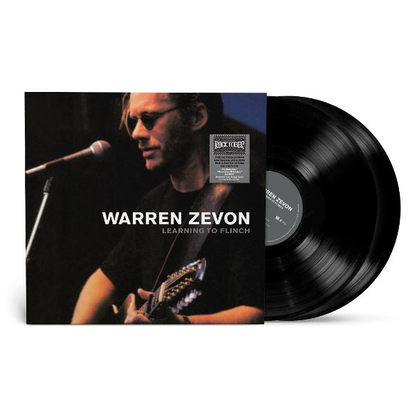 Warren Zevon 'Learning to Flinch' című albumának borítója, egy bakelit lemezzel. Zevon a színpadon gitárral, egy mikrofon előtt.