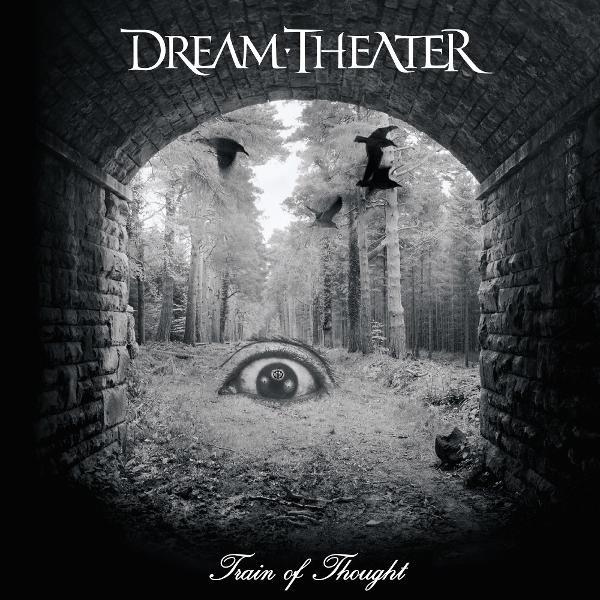 Alagút fák a háttérben, szem az előtérben. Madarak repülnek felette. Dream Theater és Train of Thought szöveg látható.