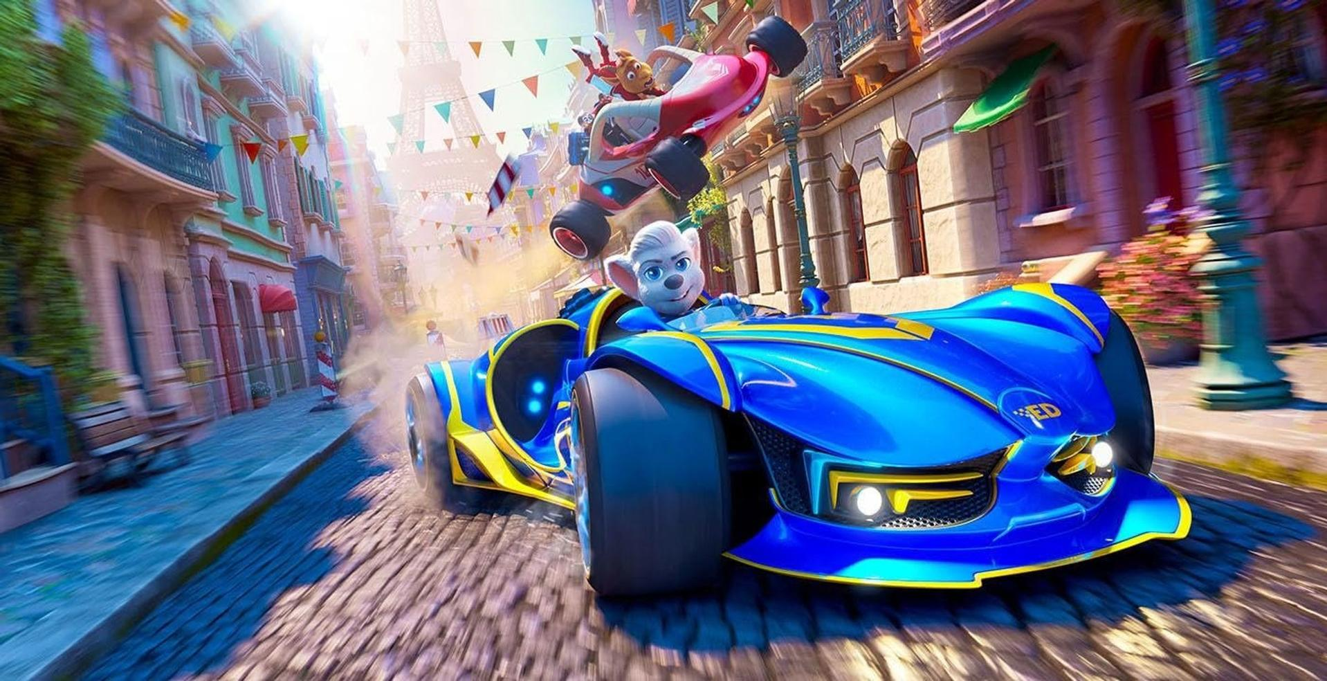 Eine Cartoon-Rennszene zeigt ein blaues Rennauto mit einem Mausfahrer, ein anderes Auto in der Luft und den Eiffelturm im Hintergrund.