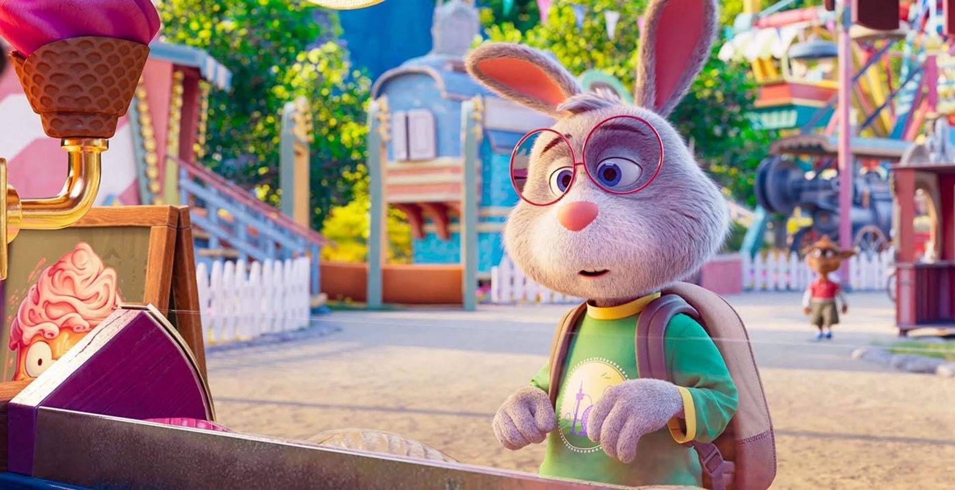 Ein Cartoon-Hase mit Brille in einem Vergnügungspark. Er trägt ein grünes Hemd und einen Rucksack. Andere Charaktere und Fahrgeschäfte sind im Hintergrund.