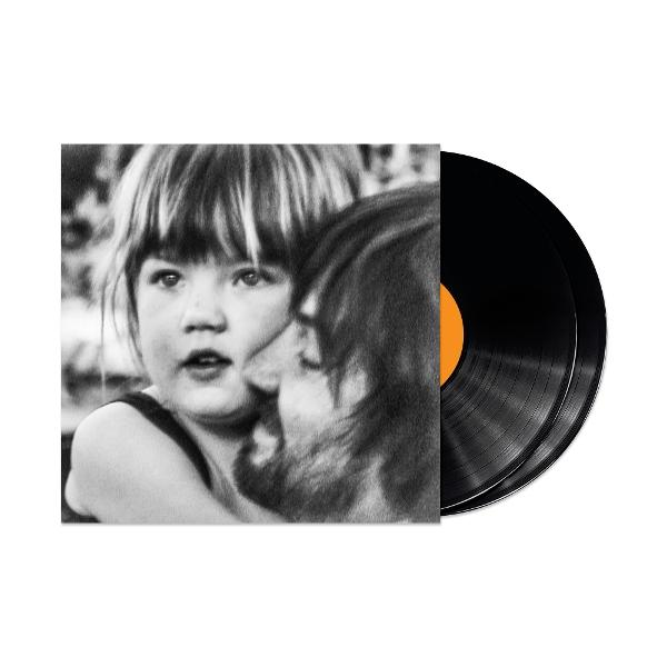 Schwarz-weißes Albumcover mit einem Kind und einem Mann. Zwei Schallplatten rechts. Das Etikett ist orange.