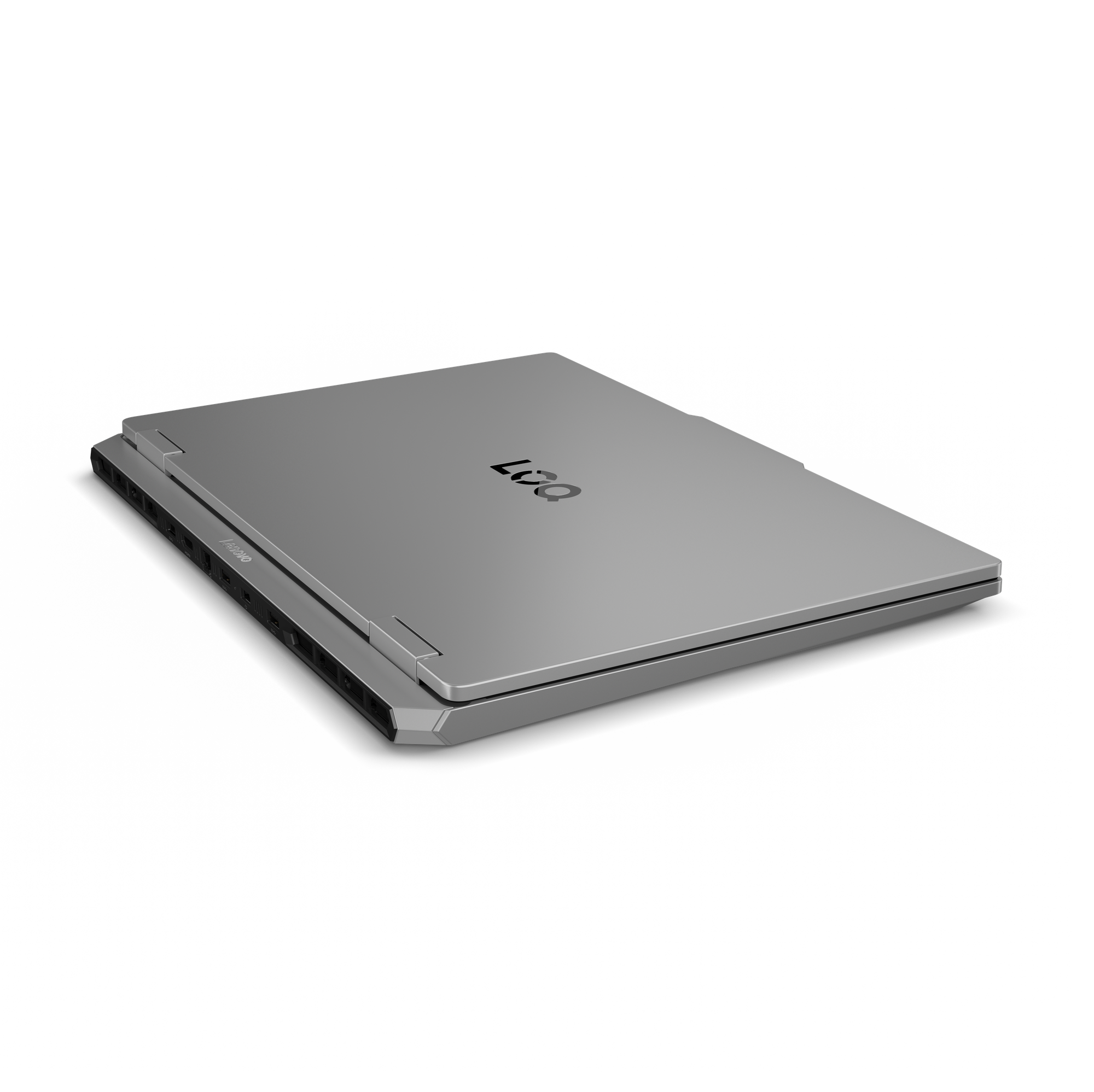 Ein silbernes Lenovo-Laptop ist vor einem schwarzen Hintergrund geschlossen dargestellt. Das Lenovo-Logo ist oben sichtbar.
