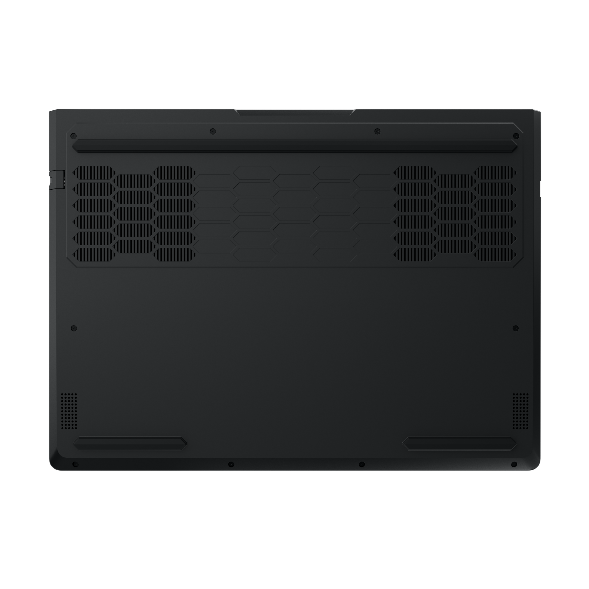 Unteransicht eines schwarzen Laptops. Er hat Lüftungsschlitze und eine glatte Oberfläche. Das Design ist industriell.