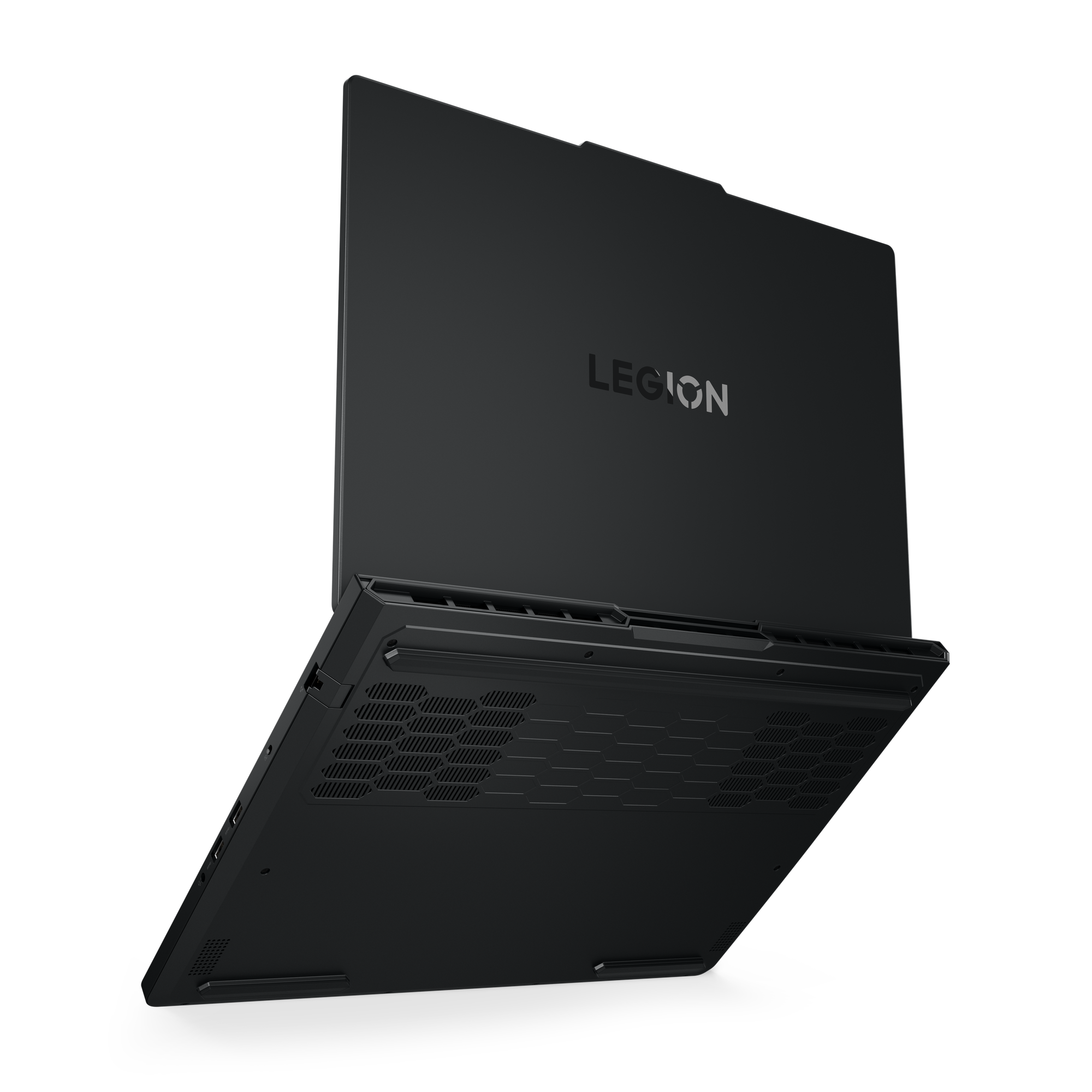 Schwarzer Lenovo Legion Laptop. Der Deckel ist geöffnet und gibt die Tastatur und die Lüftungsschlitze frei.