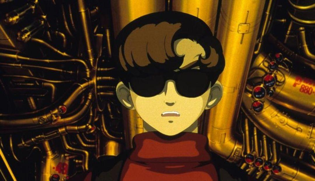 Anime-Figur mit Sonnenbrille, rotem Hemd und braunem Haar vor dem Hintergrund goldener Rohre und Maschinen.