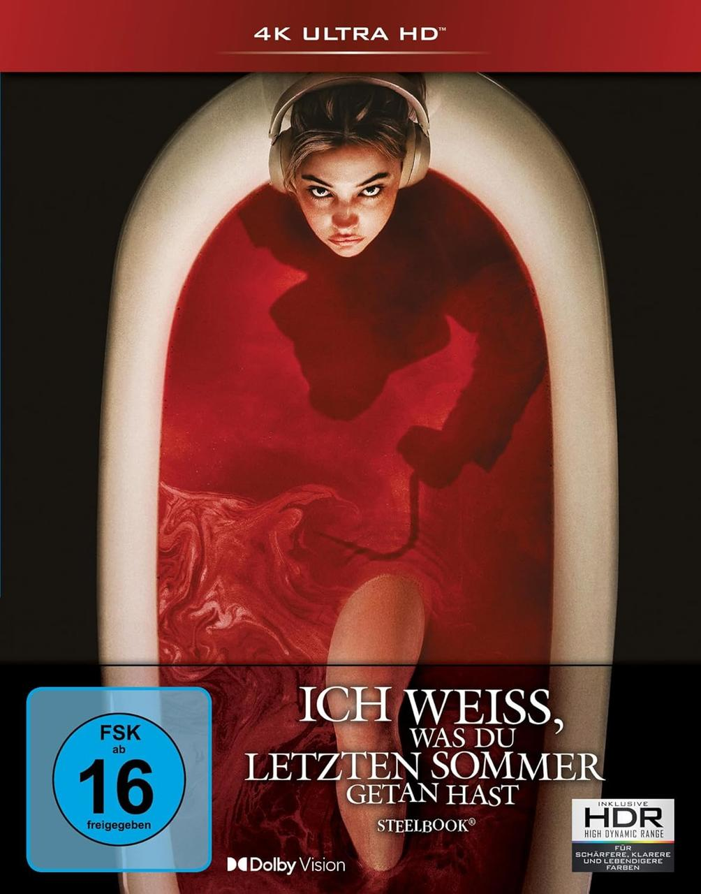 Filmcover: Frau in Badewanne mit roter Flüssigkeit. Mit Kopfhörern, Blick zum Betrachter, mit deutschem Text und Altersfreigabe.