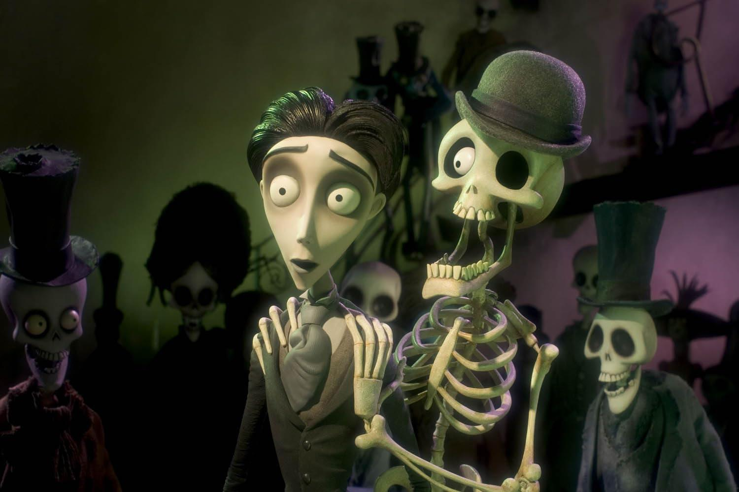 Szene aus Corpse Bride: Victor und Skelett im Vordergrund, andere im Hintergrund. Dunkelgrüne und violette Farbtöne. Cartoon-Stil.