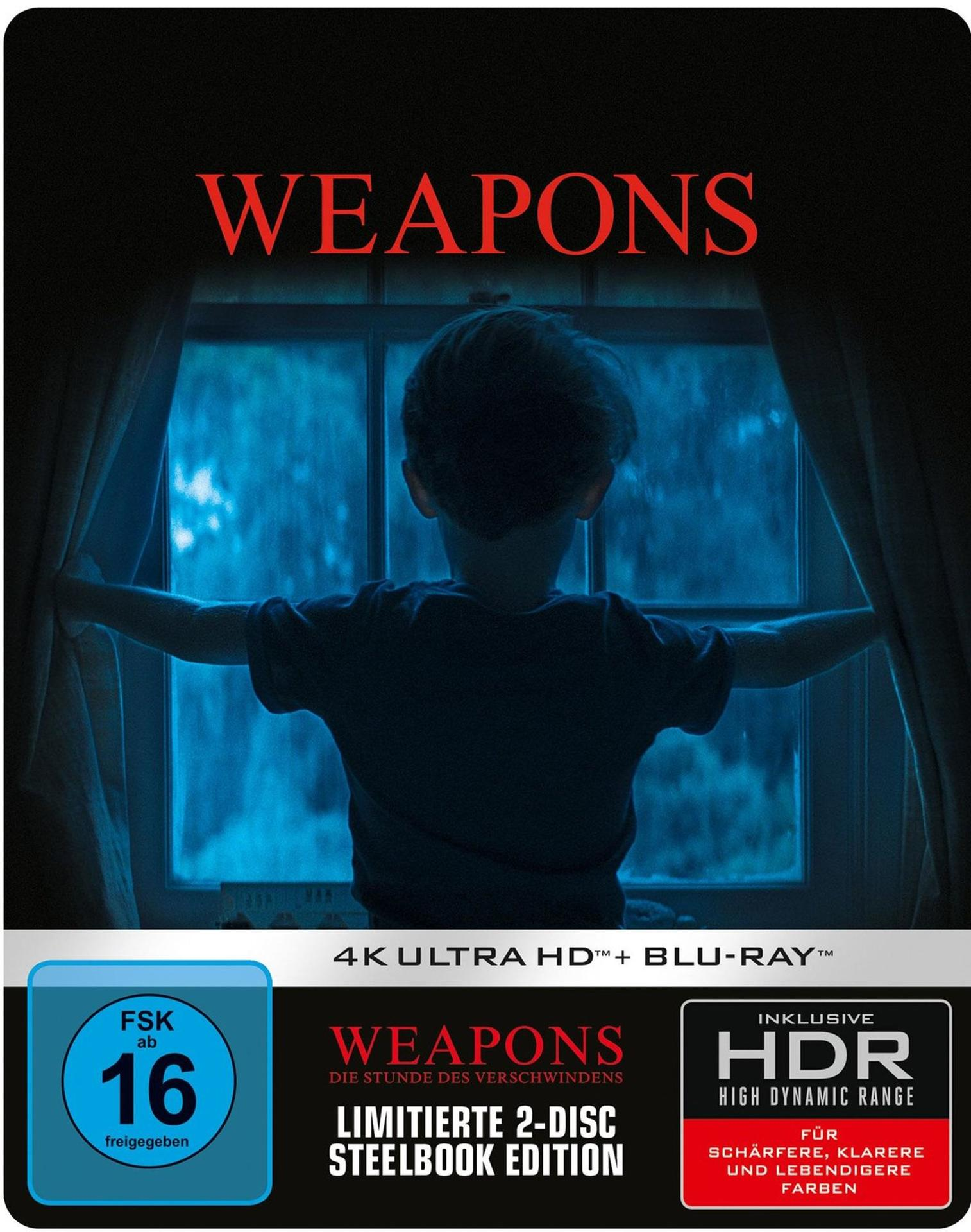 Ein Kind steht an einem Fenster und öffnet Vorhänge. Der Titel 'WEAPONS' steht darüber. Der untere Teil zeigt Blu-ray-Infos und Altersfreigabe.