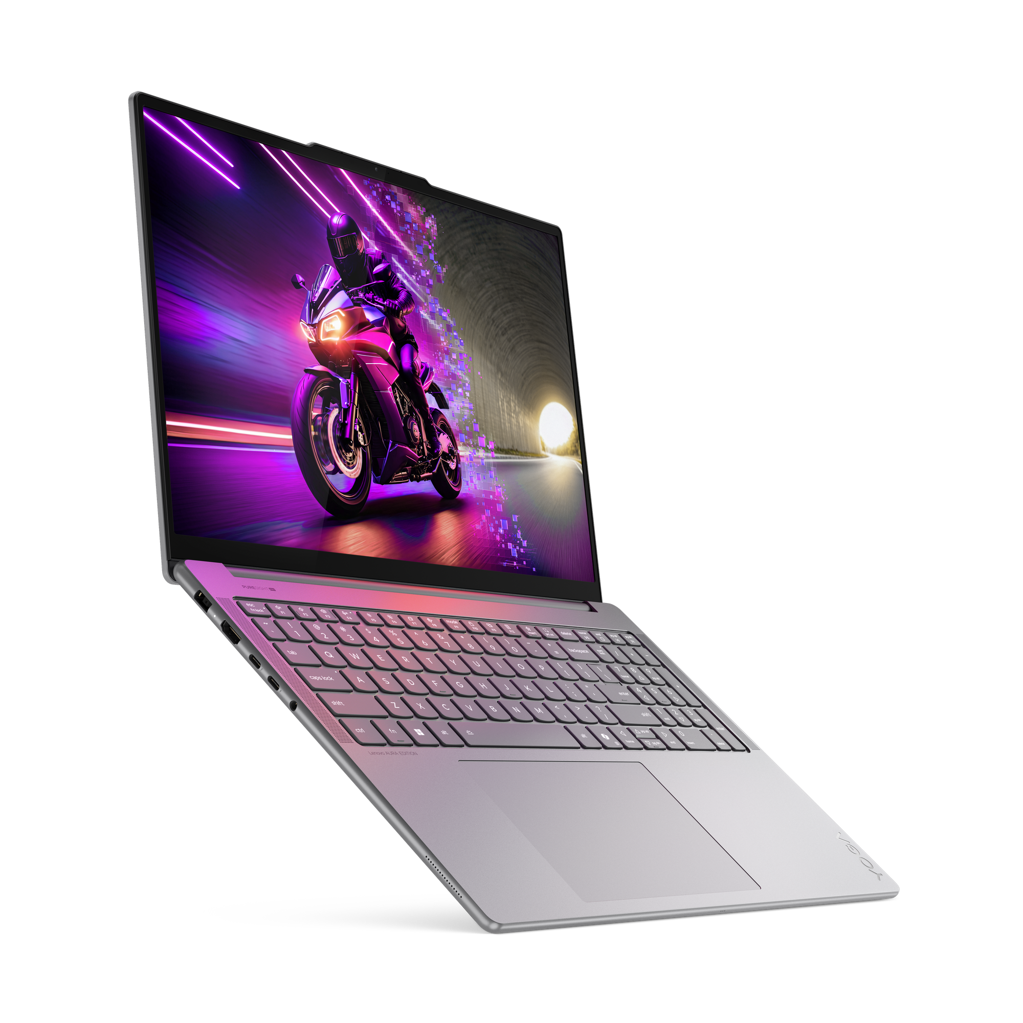 Een laptop toont een motor die door een tunnel racet. De laptop staat schuin op een zwarte achtergrond.