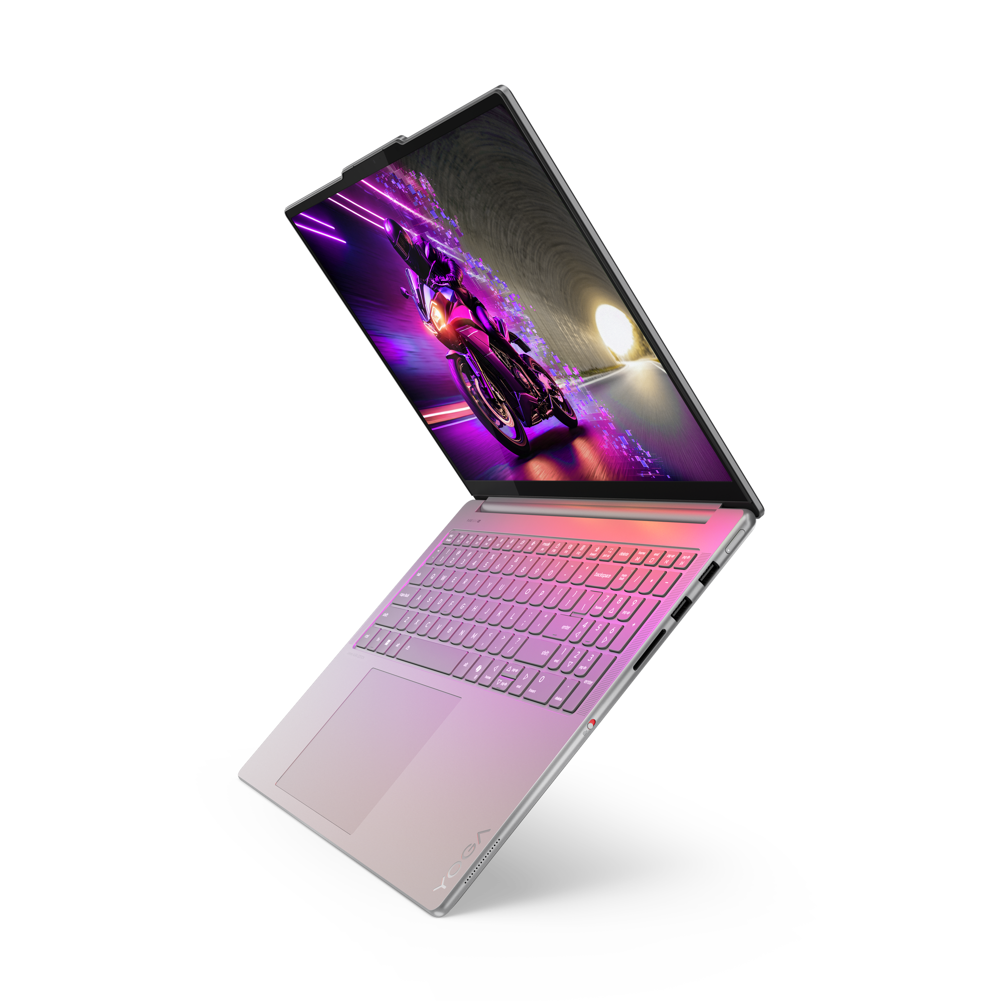 Een laptop met een scherm waarop een motor op de weg te zien is. Het toetsenbord is zichtbaar en de laptop staat schuin tegen een zwarte achtergrond.