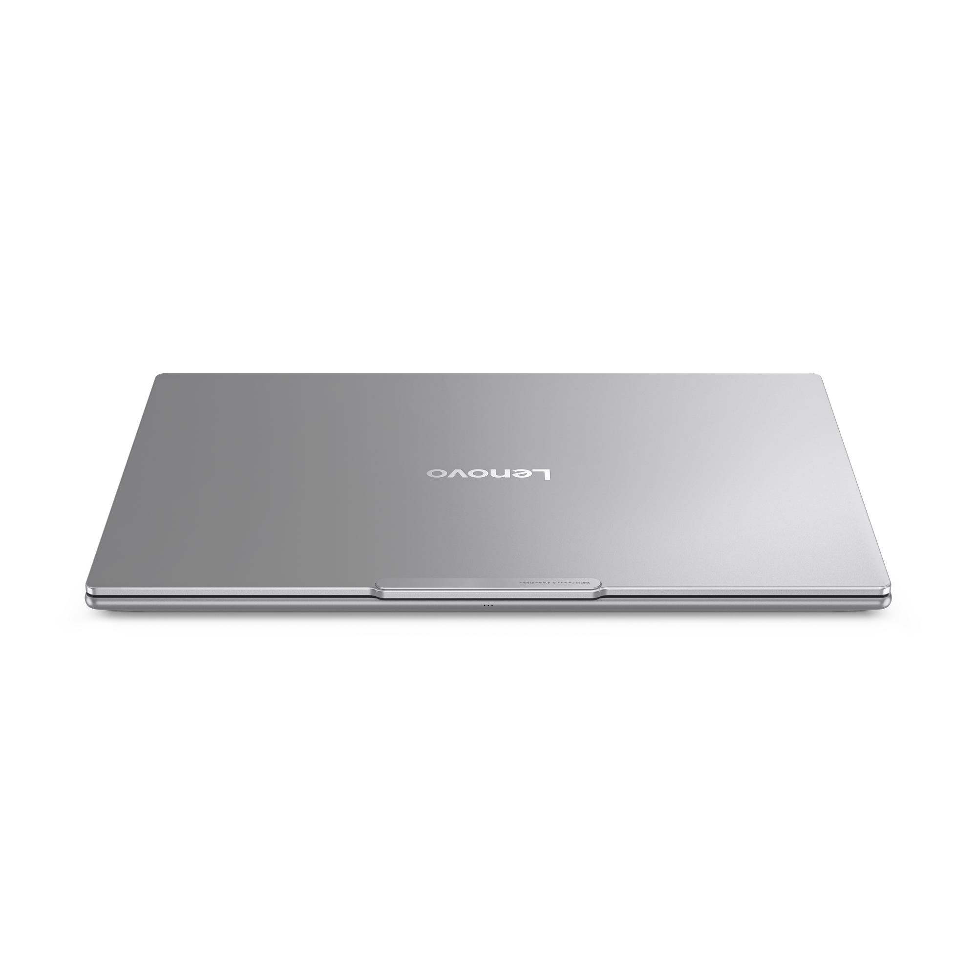 Een zilveren Lenovo laptop, gesloten, op een zwart oppervlak. Het Lenovo logo is zichtbaar. De laptop heeft een strak, modern design.
