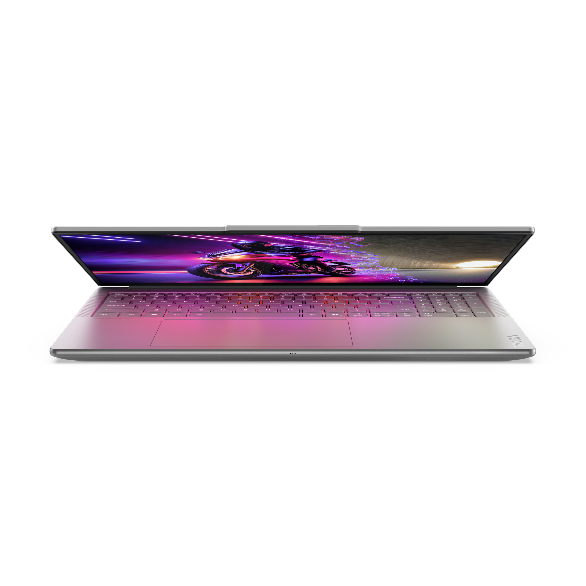 Laptop op zwarte achtergrond. Scherm toont een motor. Toetsenbord heeft roze verlichting.