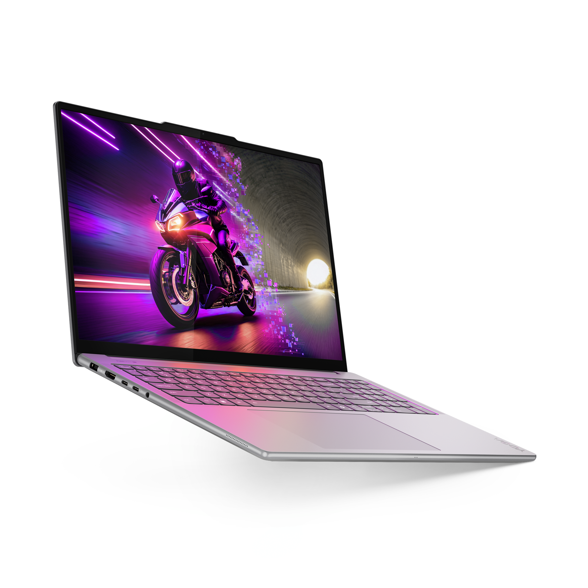 Laptop toont een motor die door een tunnel racet. De laptop is zilver en schuin. Zwarte achtergrond.