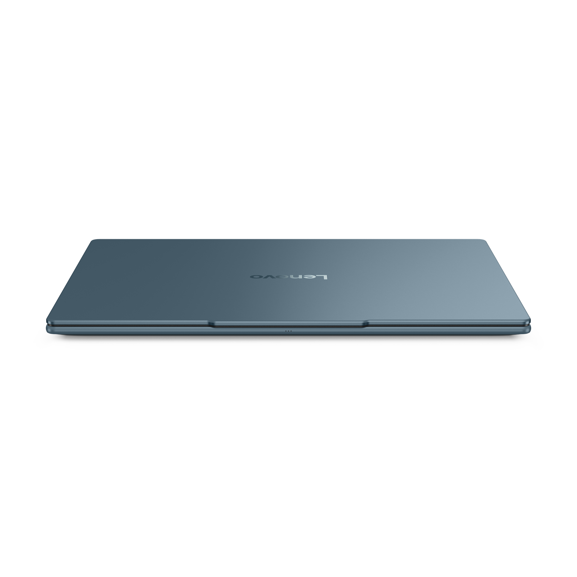 Ein geschlossener teal Lenovo-Laptop auf schwarzem Hintergrund. Das Lenovo-Logo ist sichtbar. Der Laptop ist leicht angewinkelt.