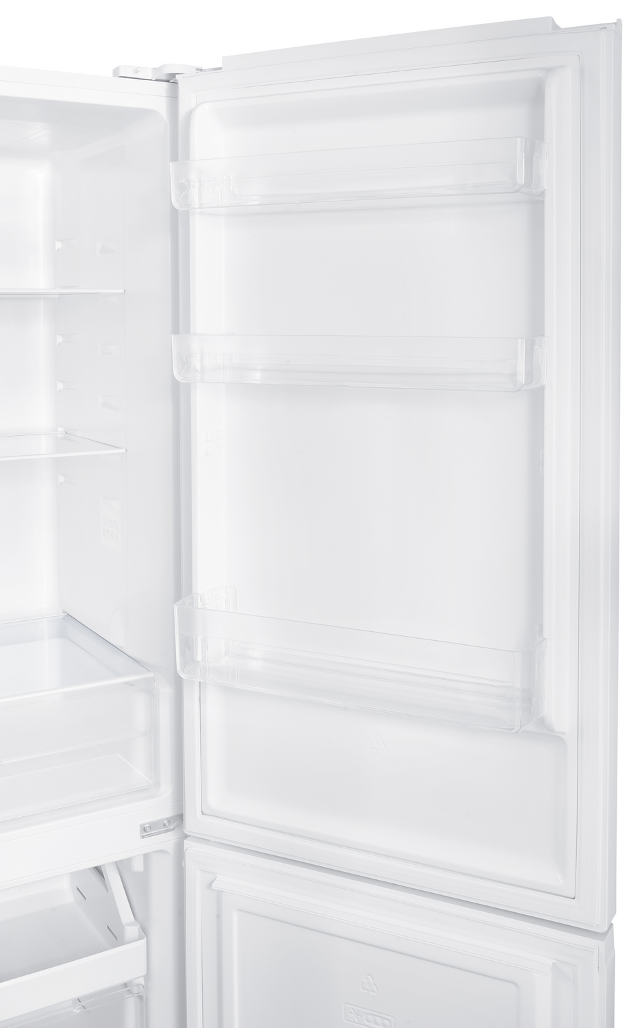 Refrigerador blanco abierto con estantes transparentes en el interior. La puerta está abierta. Estantes y cajones vacíos visibles. Fondo blanco.