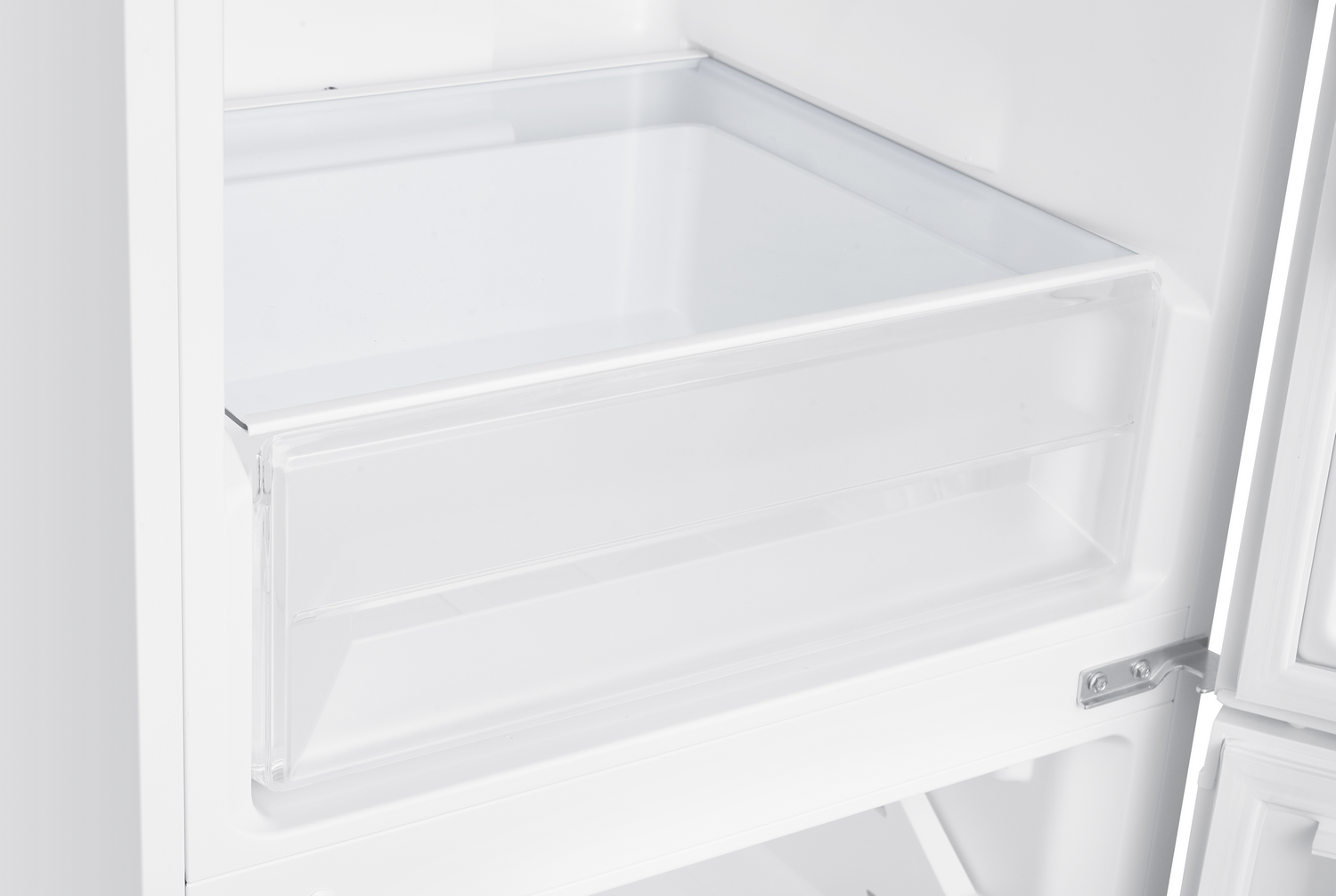 Interior de un refrigerador blanco con un cajón y estante de plástico transparente. La puerta está ligeramente abierta.