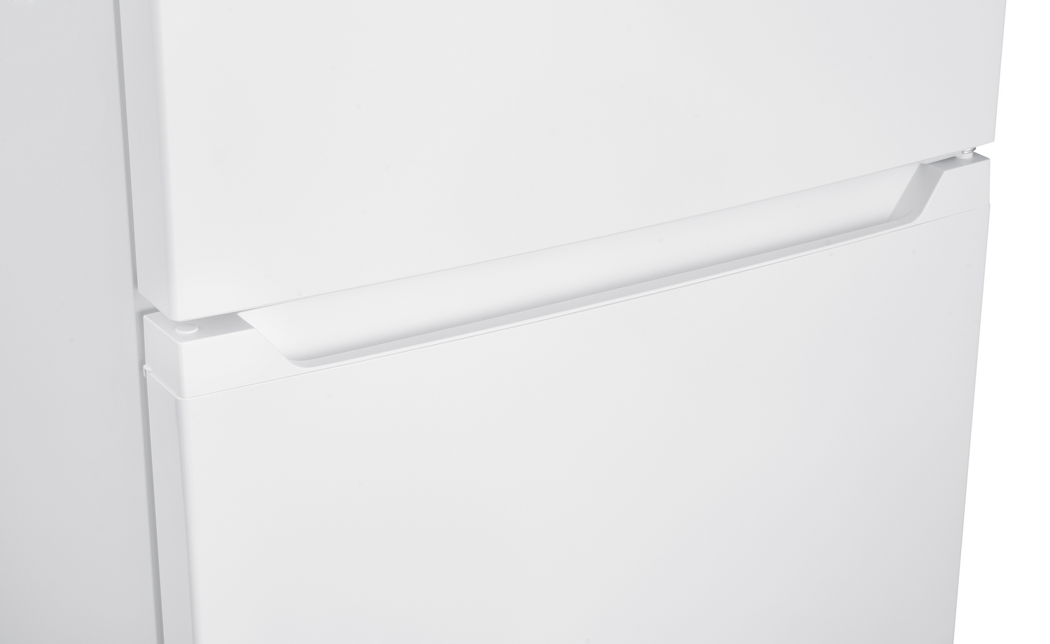 Primer plano de un refrigerador blanco. La puerta superior tiene un asa empotrada. La puerta inferior es lisa. La imagen está bien iluminada.