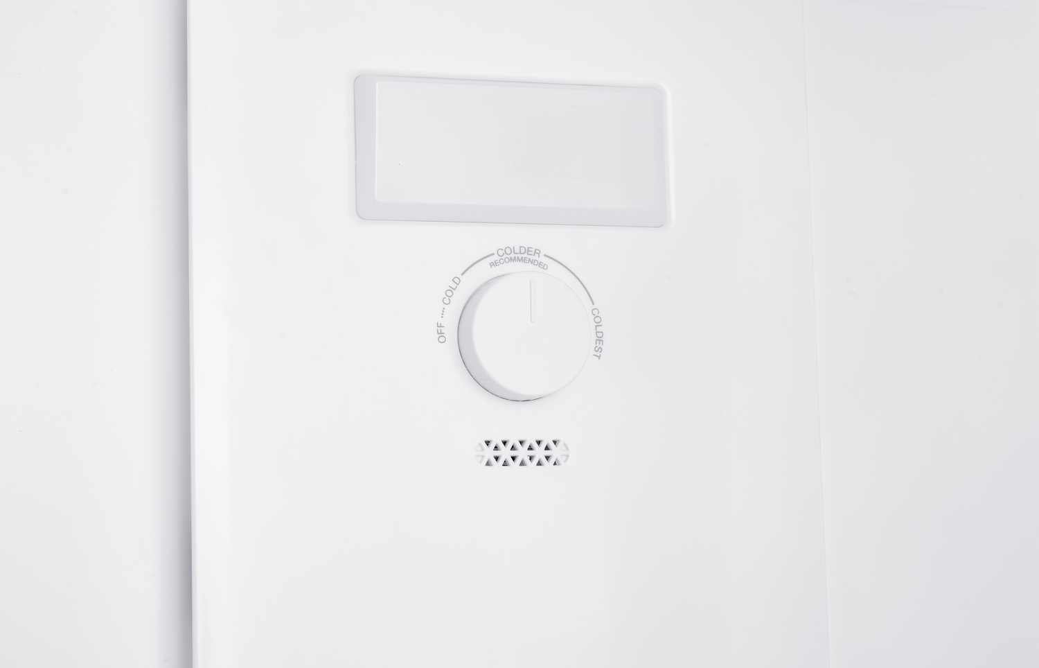 Un panel de control de refrigerador blanco con una perilla que dice 'más frío' y 'apagado'. Arriba, un panel rectangular.