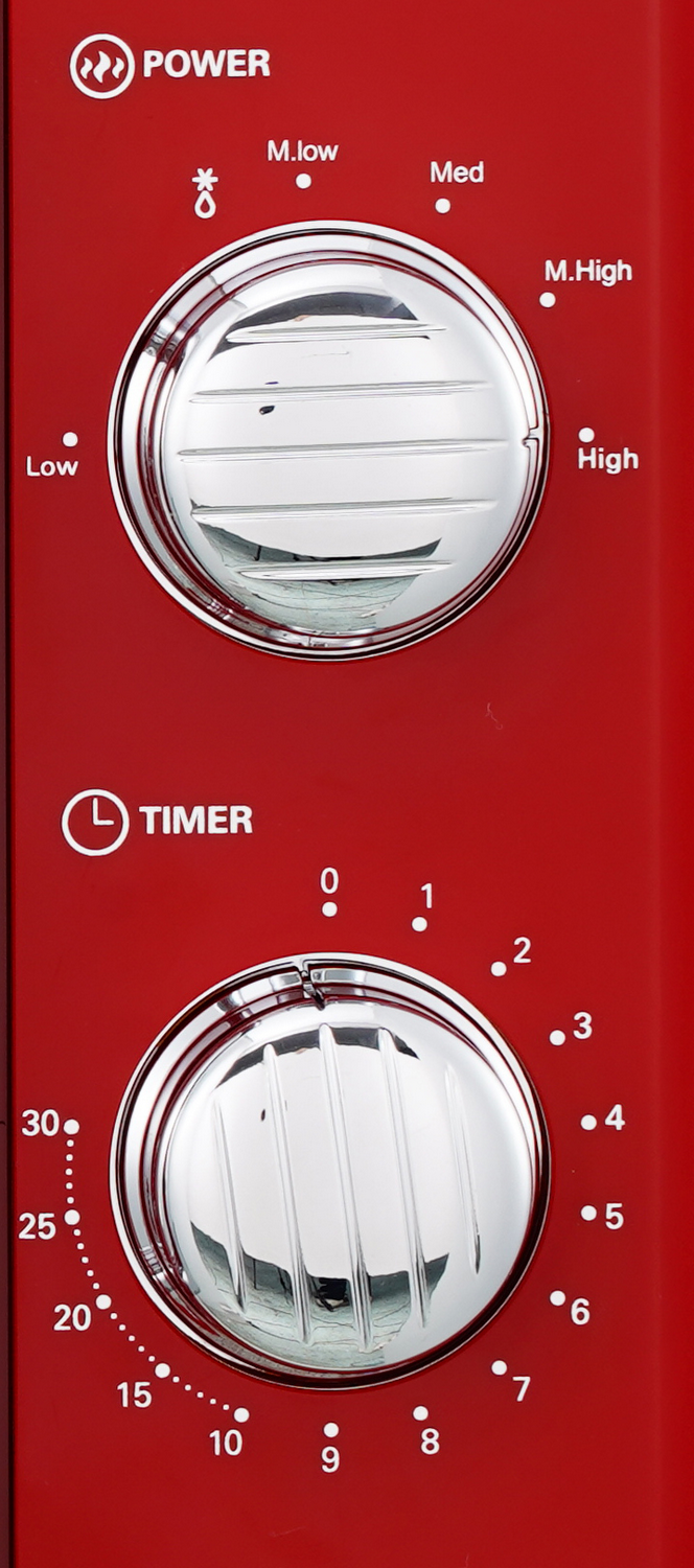 Panel de control rojo de microondas con perillas de potencia y temporizador. Ajustes de potencia: bajo, medio y alto.
