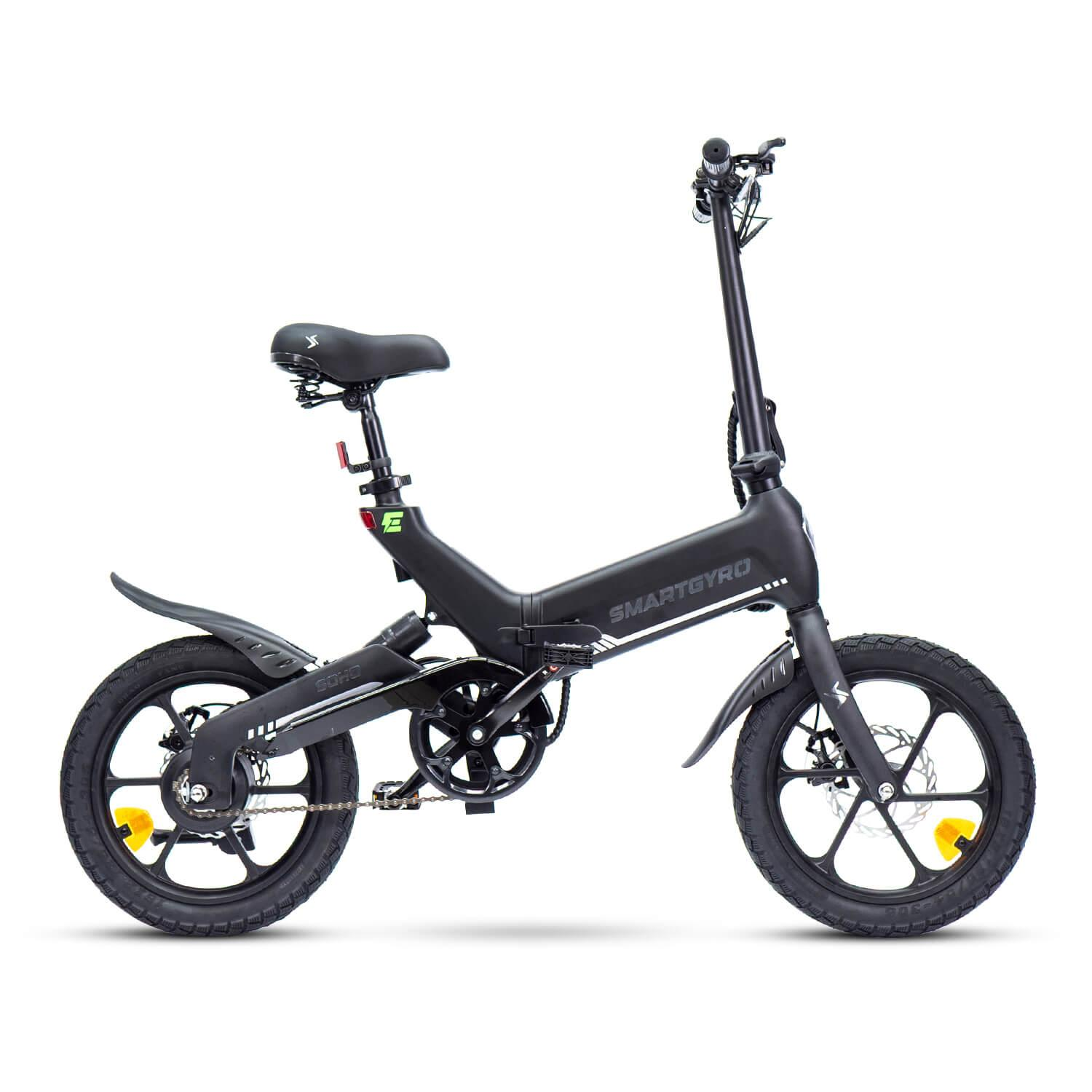 Una bicicleta eléctrica Smartgyro negra. Tiene cuadro, asiento, neumáticos y manillar negros. Las ruedas tienen frenos de disco y reflectores amarillos.