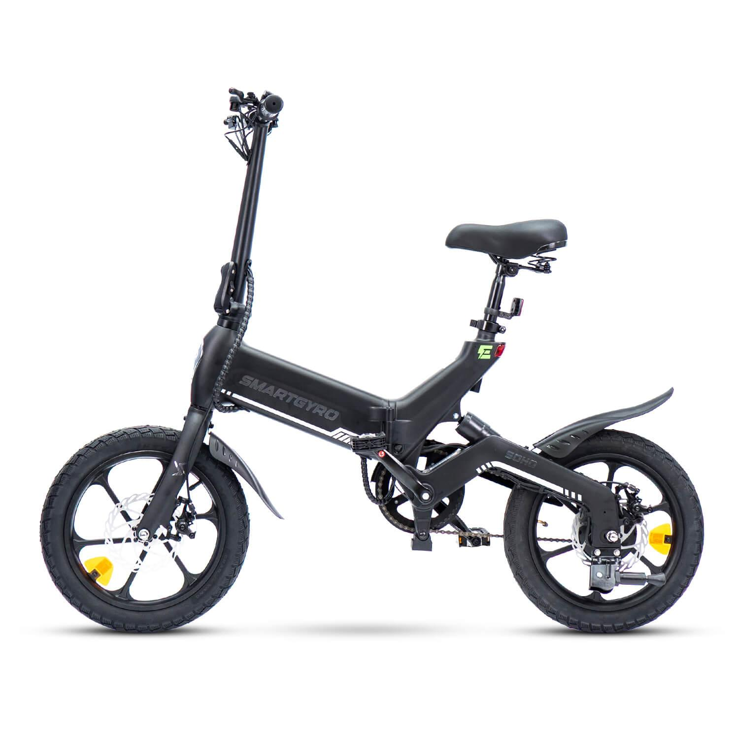 Una bicicleta eléctrica Smartgyro negra se muestra sobre un fondo blanco. La bicicleta está plegada y tiene asiento, manillar y ruedas.