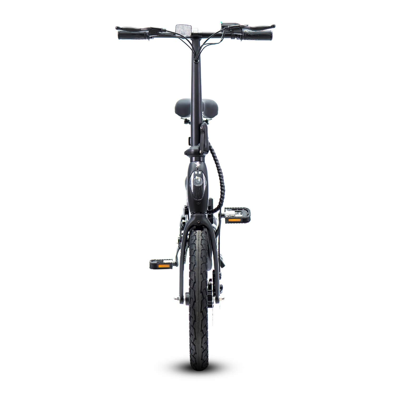 Una bicicleta eléctrica negra está centrada sobre un fondo blanco. Se ven el manillar, el asiento, los pedales y las ruedas.
