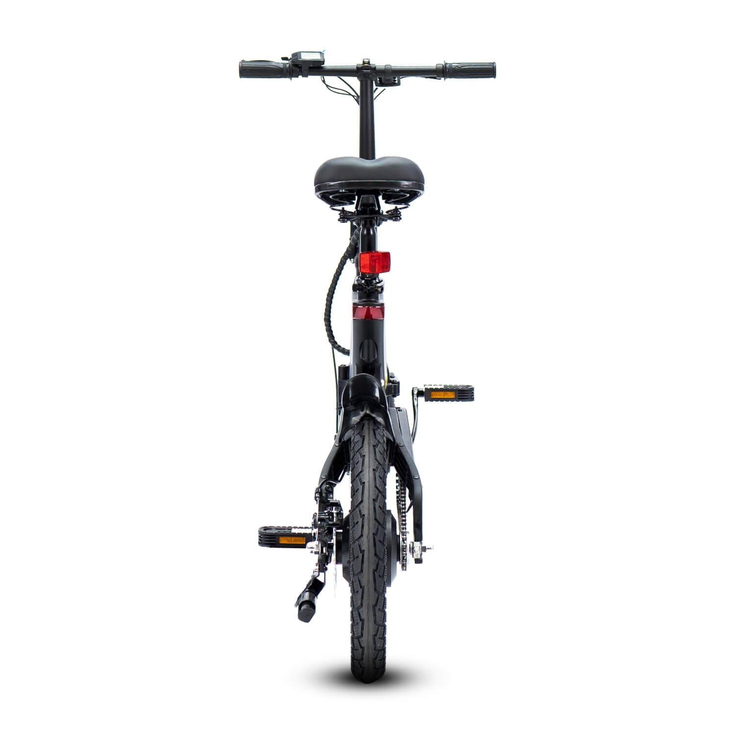 Una bicicleta eléctrica negra centrada sobre fondo blanco. Tiene asiento, manillar, pedales y neumático trasero.