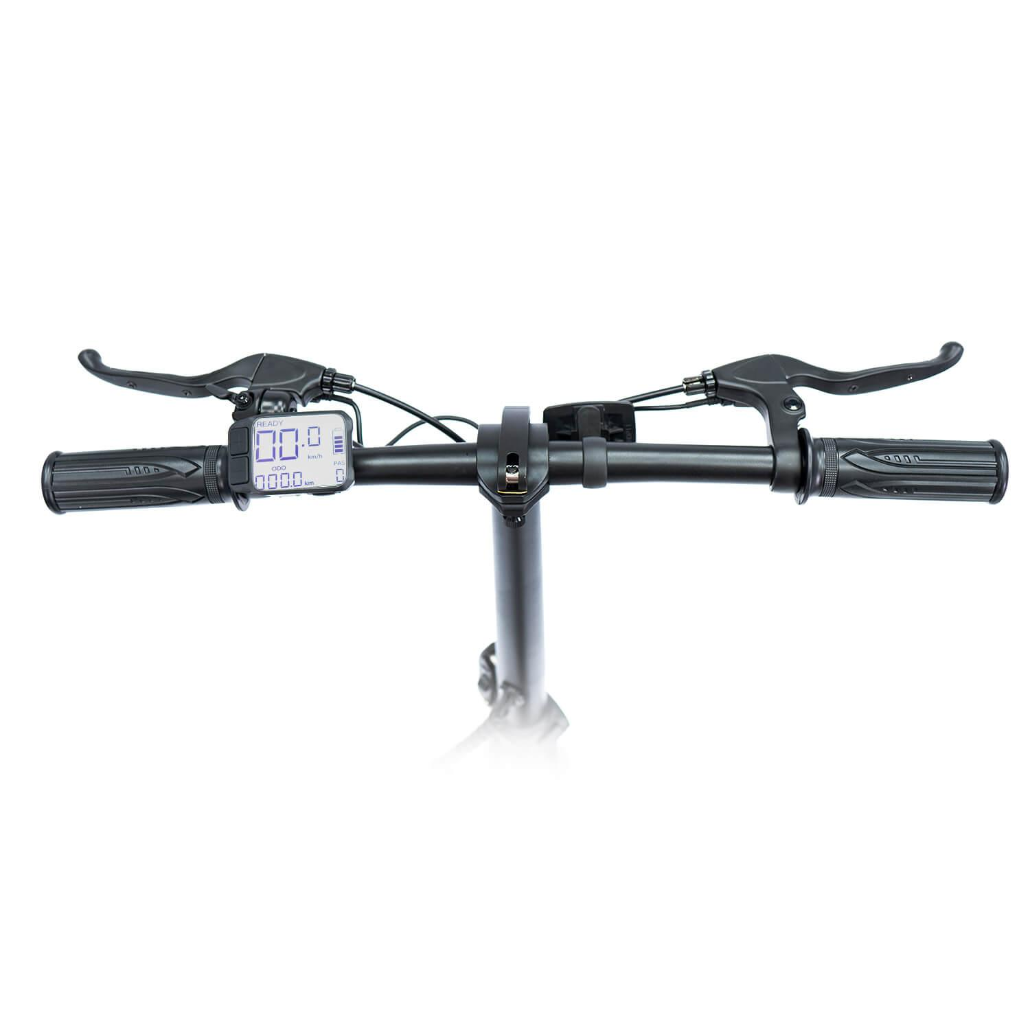 Primer plano del manillar del scooter. Muestra: velocidad, cuentakilómetros, nivel de batería. Palancas y empuñaduras negras, potencia negra. Fondo blanco.