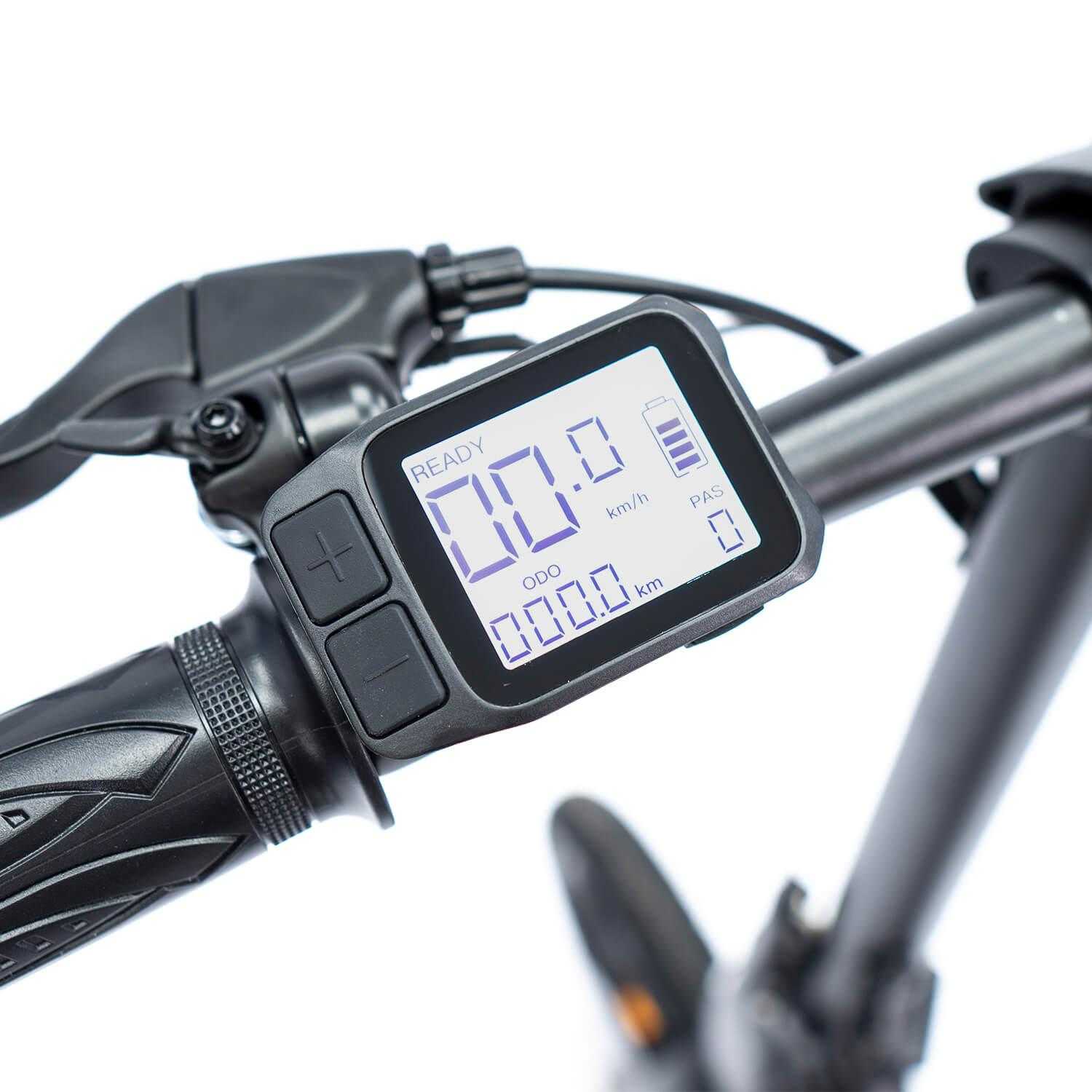 Primer plano del manillar de una bicicleta eléctrica con pantalla que muestra 0.0 km/h, 0.0 ODO y el nivel de batería. Mandos y empuñadura negros visibles.