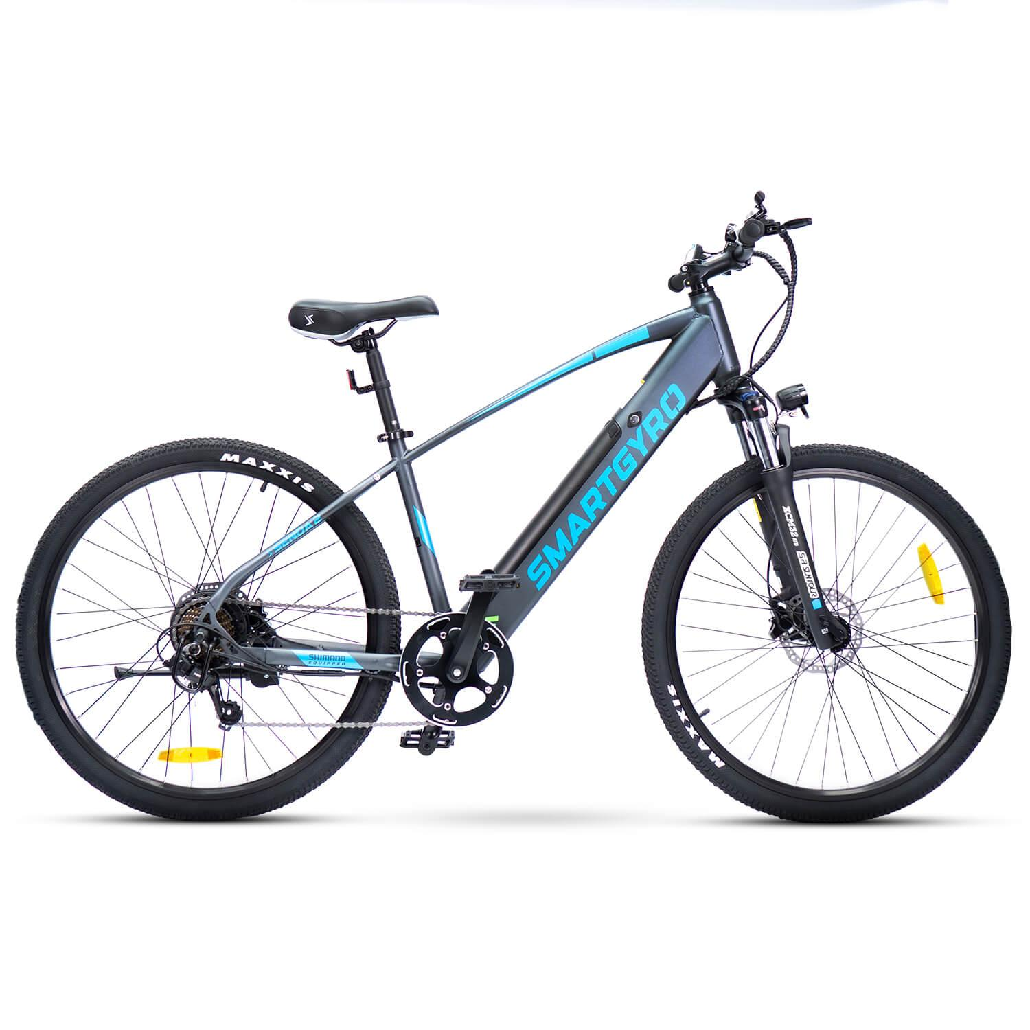 Una bicicleta eléctrica con neumáticos negros y un cuadro gris. Tiene detalles azules y la marca 'SMARTGYRO'.