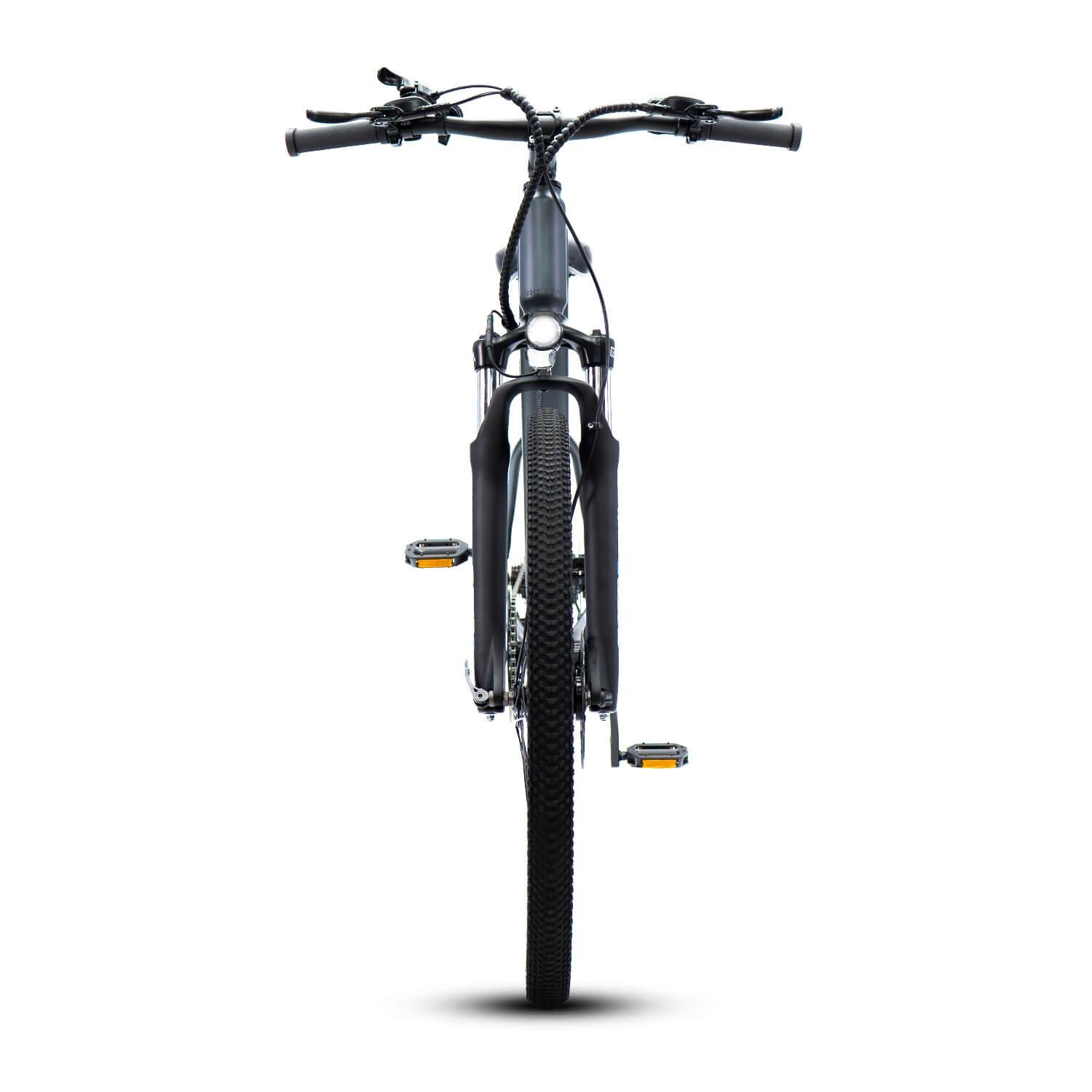 Una bicicleta negra está centrada, mirando al espectador. Los manillares se extienden, la rueda delantera es prominente y los pedales son visibles.