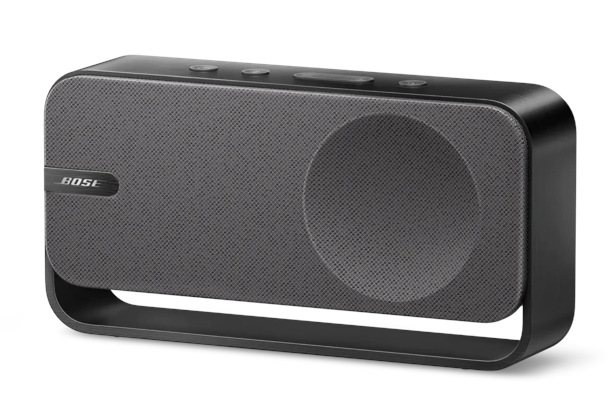 Czarny głośnik Bose, prostokątny z zaokrąglonymi krawędziami. Posiada szarą osłonę głośnika i przyciski na górze. Logo Bose.
