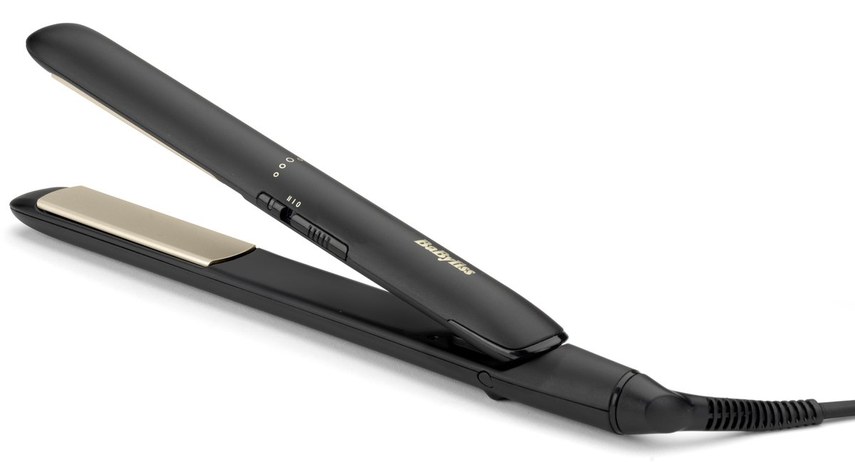 Czarna prostownica Babyliss na białym tle. Złote płytki i czarny uchwyt. Podłączony przewód.