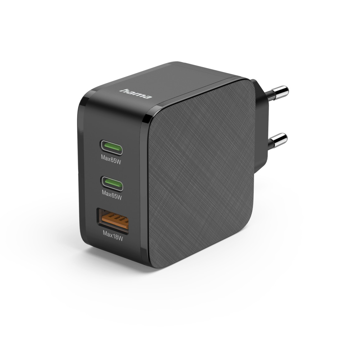Ein schwarzes Hama-Ladegerät mit zwei USB-C-Anschlüssen und einem USB-A-Anschluss. Das Ladegerät hat zwei Stifte für europäische Steckdosen.