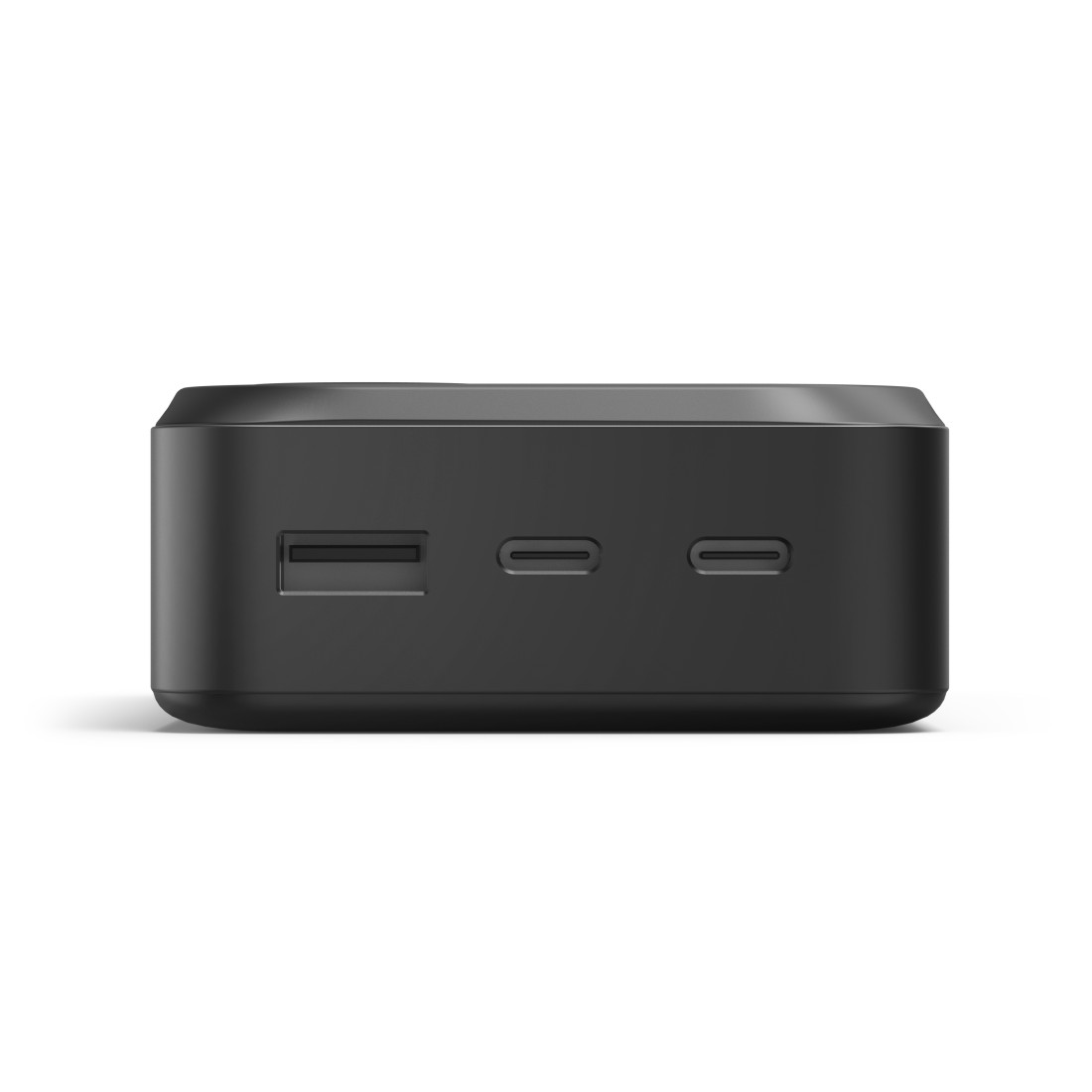 Eine schwarze, rechteckige Powerbank mit drei Anschlüssen. Der Hintergrund ist schlicht weiß.
